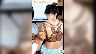 भारतीय दुल्हन नंगी होकर मेहंदी लगवा रही