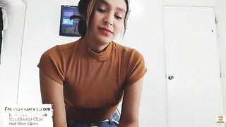 लड़की अपने बॉयफ्रेंड के बेडरूम में