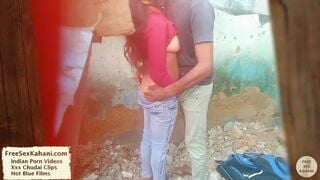 कॉलेज की लड़की को खंडहर में चोदा