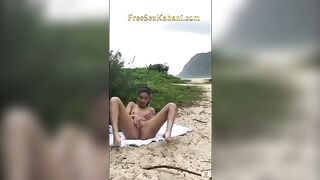 Xxx मॉडल लड़की बीच पर चूत में उंगली कर रही