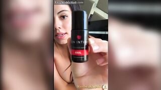 + साइज़ पोर्न स्टार की गांड में बट प्लग