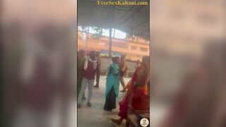 हीजड़ों ने थाने में नग्न प्रदर्शन किया