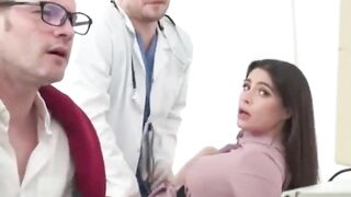 अल्ट्रासाउंड कराने आई लड़की डॉक्टर से चुद गयी