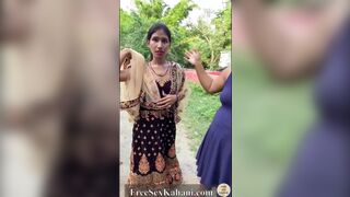 सड़क किनारे दो काल गर्ल ग्राहक को सेट कर रही