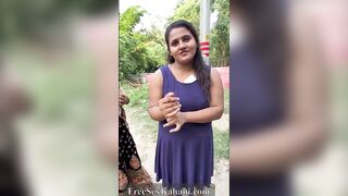 सड़क किनारे दो काल गर्ल ग्राहक को सेट कर रही