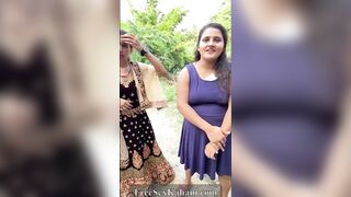 सड़क किनारे दो काल गर्ल ग्राहक को सेट कर रही