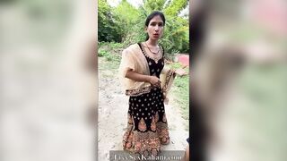सड़क किनारे दो काल गर्ल ग्राहक को सेट कर रही