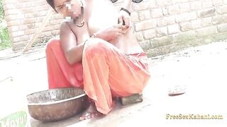 देसी भाभी पूरी नंगी आंगन में नहा रही