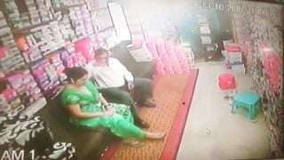 सार्वजनिक स्थान पर अश्लील हरकत
