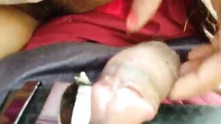 देसी भाभी गन्ने के खेत में चुदाई का मजा ले रही है