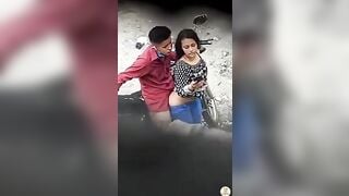 लड़का लड़की सुनसान सड़क पर सेक्स करते हुए