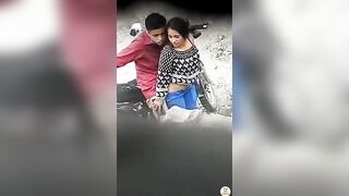 लड़का लड़की सुनसान सड़क पर सेक्स करते हुए