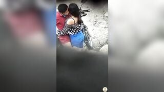 लड़का लड़की सुनसान सड़क पर सेक्स करते हुए