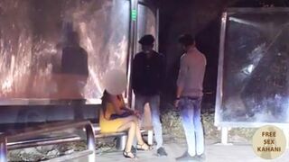 बस स्टॉप पर बैठी कालगर्ल से बातचीत