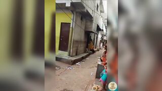 पुणे में वेश्यावृति के लिए खड़ी लड़कियाँ