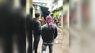 पुणे में वेश्यावृति के लिए खड़ी लड़कियाँ