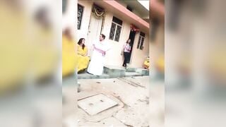 पुणे में वेश्यावृति के लिए खड़ी लड़कियाँ