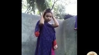 देसी जवान लड़की खुले में अधनंगी