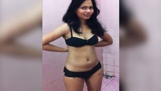 बाथरूम में नहाती हुई पत्नी की नंगी क्लिप