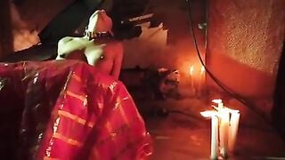 अपने जिस्म का नंगा प्रदर्शन करती बॉलीवुड अभिनेत्री