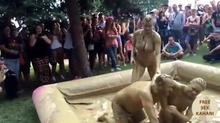 कीचड़ में नंगी लड़कियों संग कुश्ती