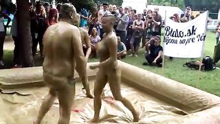 कीचड़ में नंगी लड़कियों संग कुश्ती