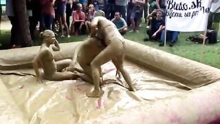 कीचड़ में नंगी लड़कियों संग कुश्ती