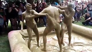 कीचड़ में नंगी लड़कियों संग कुश्ती