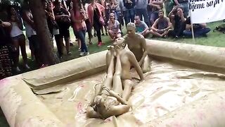 कीचड़ में नंगी लड़कियों संग कुश्ती