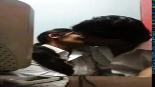 19-20 साल की स्कूल गर्ल सेक्स का मजा लेती हुई