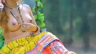 विलेज़ गर्ल के रूप में टॉपलेस लड़की