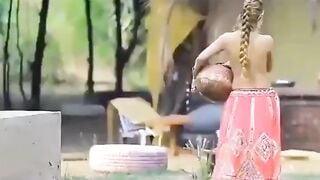 विलेज़ गर्ल के रूप में टॉपलेस लड़की