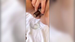 लड़की की चूत में पूरी बोतल घुसी