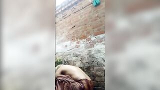 नंगी अधनंगी नहाती हुई लड़कियाँ