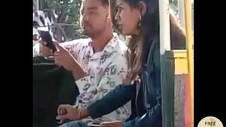 टॉय ट्रेन में गर्लफ्रेंड ने बॉयफ्रेंड की मुठ मारी