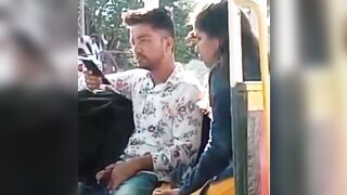 टॉय ट्रेन में गर्लफ्रेंड ने बॉयफ्रेंड की मुठ मारी