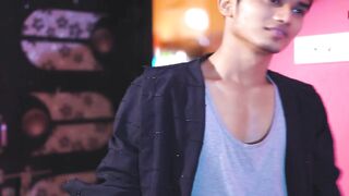 जवान लड़की ने बॉयफ्रेंड को घर बुलाया