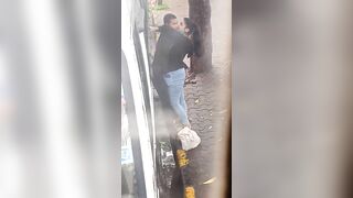 कॉलेज की लड़की सड़क पर लवर को चूम रही है