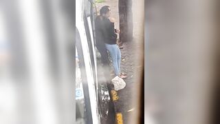 कॉलेज की लड़की सड़क पर लवर को चूम रही है