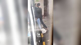 कॉलेज की लड़की सड़क पर लवर को चूम रही है