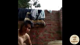 नंगी लड़की नहाकर चूत में उंगली करती हुई