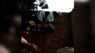 नंगी लड़की नहाकर चूत में उंगली करती हुई