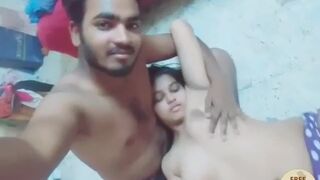 गदराये जिस्म वाली नंगी लड़की प्रेमी के साथ