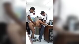दफ़्तर में एक लड़की दो लड़कों से चुद रही है