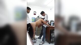 दफ़्तर में एक लड़की दो लड़कों से चुद रही है