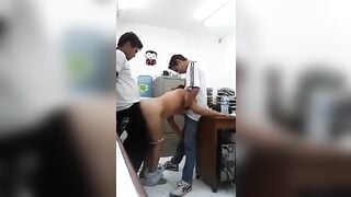दफ़्तर में एक लड़की दो लड़कों से चुद रही है