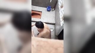 नंगी लड़की बाथरूम में नहा रही है