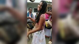 होली की मस्ती में सड़क पर नंगी लड़कियाँ
