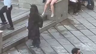 इरानी कॉलेज गर्ल सरे बाजार नंगी होकर घूमी