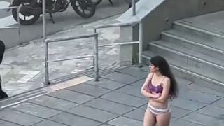 इरानी कॉलेज गर्ल सरे बाजार नंगी होकर घूमी